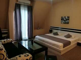 Отель Hotel Diplomat Тбилиси Стандартный трехместный номер-5