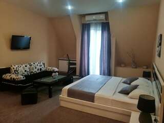 Отель Hotel Diplomat Тбилиси Стандартный трехместный номер-6